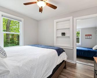 Charming Old Town Bungalow W/ Free Cruiser Bikes - Fort Collins - Bedroom