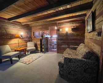 Free night with any 2+ day reservation, now through March 31 - Cherokee - Living room