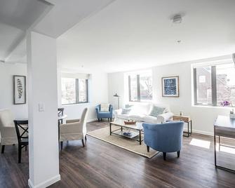 New building, fully equipped apt, steps to all Boston has to offer! - Boston - Living room