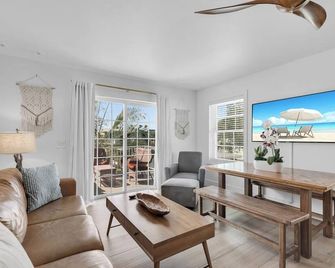 Island Retreat 3br: Canal Views, Full Kitchen, Private Pool & Paddle Board Fun! - Layton - Sala de estar