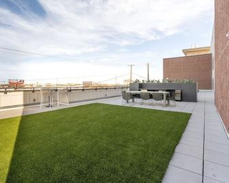 Designer Space Near Ut 2 King Bed Pool Gym Ev Wd - Austin - Ban công