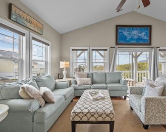 Beautiful Topsail Beach Home, Water Views, Elevator, Covered Decks, Pet Friendly - Topsail Beach - Sala de estar