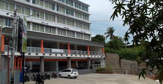 L Bajo Hotel - Labuan Bajo - Building