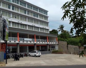 L Bajo Hotel - Labuan Bajo - Building