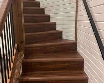 Etta’s Bin-Hot Tub-Lake-Luxury - Warroad - Stairs