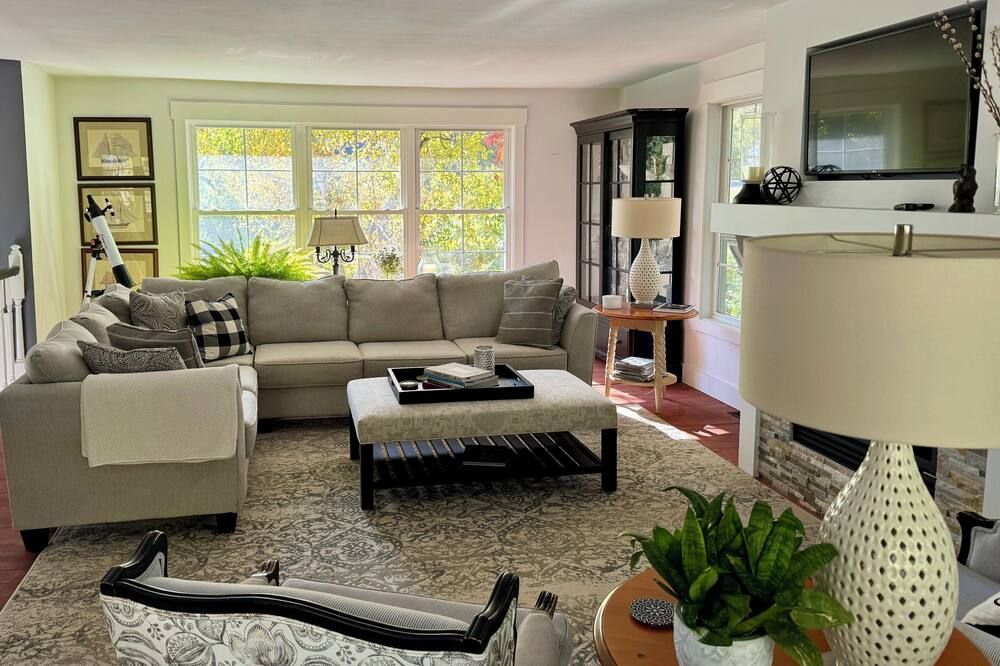 Spacious country retreat w/pool 10 minutes to downtown Madison! Pet friendly! - Fitchburg - Obývací pokoj