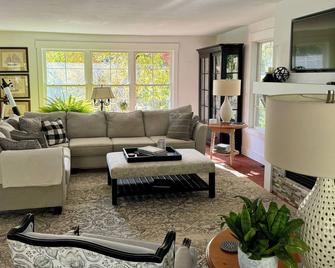 Spacious country retreat w/pool 10 minutes to downtown Madison! Pet friendly! - Fitchburg - Living room