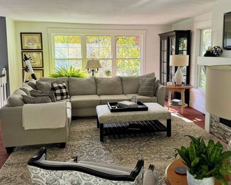 Spacious country retreat w/pool 10 minutes to downtown Madison! Pet friendly! - Fitchburg - Obývací pokoj