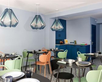 فندق أون إن فيل - لاروشيل - مطعم