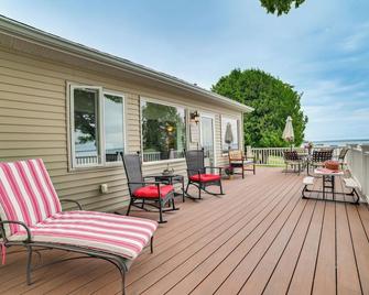 Waterfront Cottage with Dock on Burt Lake! - Alanson - Balcón