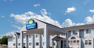 Days Inn & Suites by Wyndham Spokane Airport Airway Heights - Airway Heights - Building