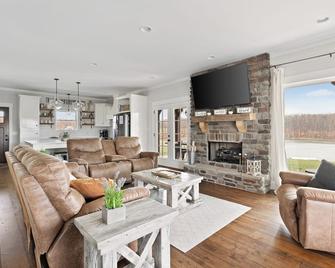 Beautiful Relaxing House w a private lake joining the Mammoth Cave National Park - Mammoth Cave - Salon