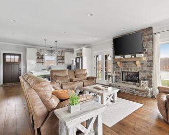 Beautiful Relaxing House w a private lake joining the Mammoth Cave National Park - Mammoth Cave - Living room