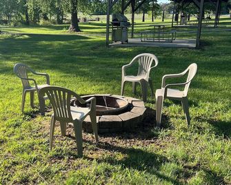 The Pines Studio North Beautifully Decorated Minutes to the Buffalo River - Harrison - Patio