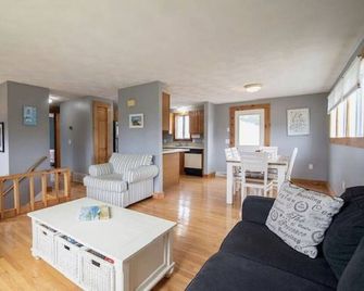 3 bedroom house 1.7 miles from the beautiful Westerly Beaches of Rhode Island - Westerly - Living room