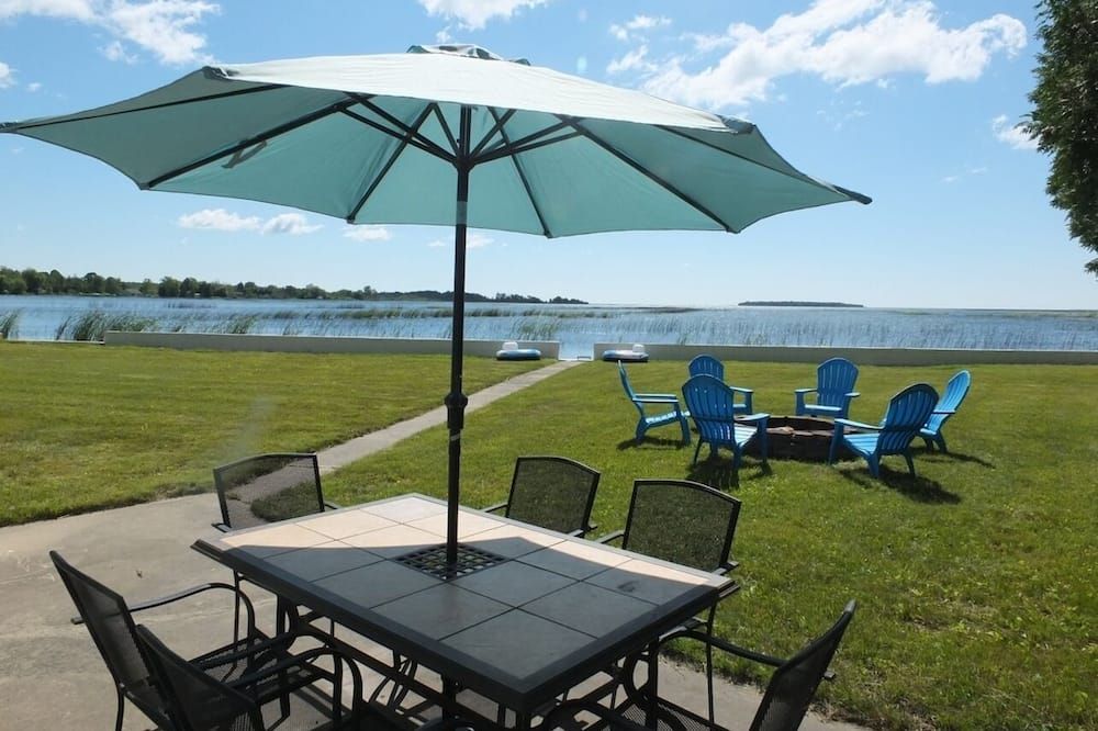 The Life Aquatic - Gorgeous Lakefront Home with Kayaks Included! - Alpena - Binnenhof