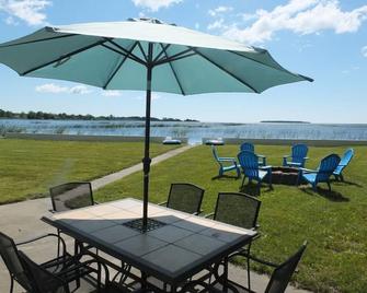 The Life Aquatic - Gorgeous Lakefront Home with Kayaks Included! - Alpena - Patio