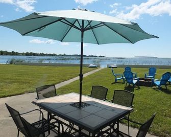 The Life Aquatic - Gorgeous Lakefront Home with Kayaks Included! - Alpena - Binnenhof