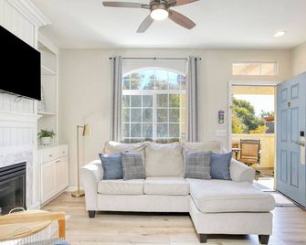 Pacific Plaza #410 - Pacific Coast Hideaway - 1bdrmup-K - Oceano - Living room