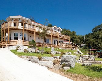 Hongcheon Happy Forest Pension - Hongcheon - Building