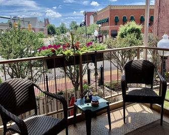 Munger Lofts Boutique 2nd Floor w/Half Kitchen - Geneva - Balcón