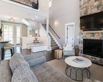 Lone Eagle Luxury Mountain Getaway with Hot Tub + Gym/Peloton - Granby - Sala de estar