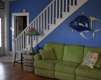 Come, relax and enjoy all that Atlantic Beach has to offer!! - Atlantic Beach - Living room