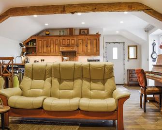 2 bedroom accommodation in West Haddon - West Haddon - Living room