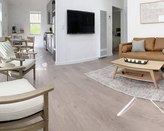 Midway Napa and SF - 5G Wi-Fi & private yard - Benicia - Salon