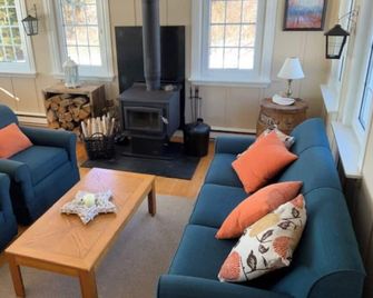 Beautiful oceanfront cottage - Guysborough - Living room