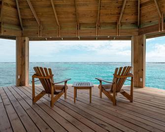 Barefoot Cay Resort - Coxen Hole - Patio