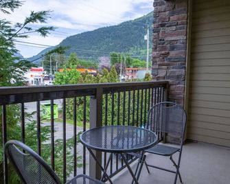 Beachy 2 Bed Studio Suite, Balcony And 4 - Harrison Hot Springs - Balcony