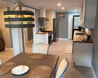 The Cardinals Nest, Charming 4-bedroom house, Historic Village of Ballston Spa. - Ballston Spa - Dining room