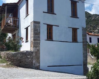 Agnanti - Belvedere 'Agnanti' is the Greek word for 'beautiful view' - Sykia - Gebäude