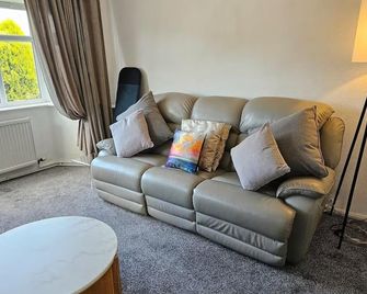 3-Bed House in Newcastle under Lyme free parking - Chester