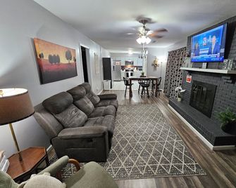 Bluff City Manor A - Millington - Wohnzimmer