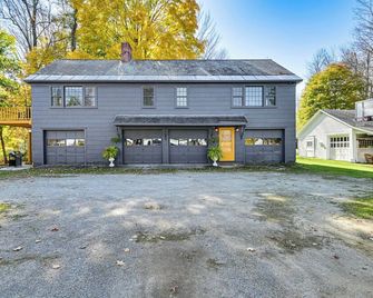 Ambient Manchester Village Abode with Deck and Pond! - Manchester - Edificio