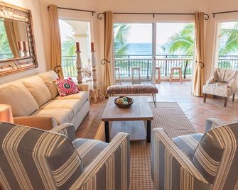 Magnificent Beach Front Mañanitas 2 Bedroom Condo w/Spectacular Views! - 卡波聖盧卡 - 客廳