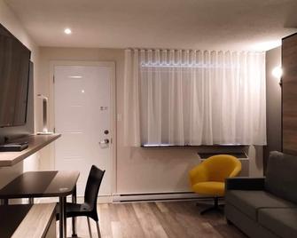 Hôtel-Motel Normandin Alma - Альма - Вітальня