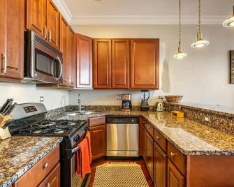 Spacious 3-bedroom corporate condo in wonderful North Kenwood in Hyde Park - Chicago - Phòng bếp