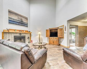 Relaxing Ruidoso Retreat Walk to Midtown! - Ruidoso - Living room