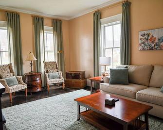 Charming 4-bed Farmhouse. Minutes to Bristol Mountain, Finger Lakes, Wineries. - Naples - Sala de estar