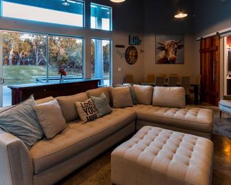 Liney Moon: Hill Country Retreat with Pool, Hiking Trail, Volleyball, Sleeps 60 - Dripping Springs - Living room