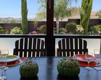 Le Caroubier Splendid 3 Bedrooms Bungalow - Souni - Restaurante
