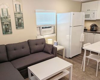 Private Entrance 1 Bd Guest Suite in Cypress Gardens near Legoland - Winter Haven - Вітальня