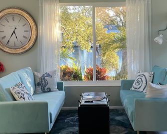 Waterfront near Tarpon Springs - Holiday - Living room