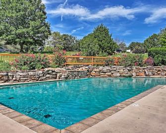 Golf-course View Resort Home in Lake of the Ozarks - Camdenton - Piscina