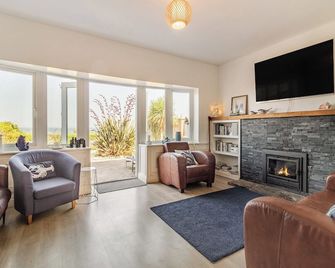 Sea Star is perfect for larger family gatherings. - Winterton-on-Sea - Living room