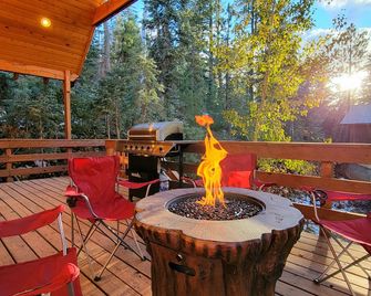 3 Story Cabin w/Spacious Deck and a Treasure Hunt - Duck Creek Village - Balcony