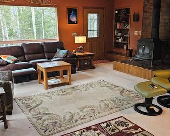 Home nestled in a private forest setting, mountain views, walk to Kenai Lake. - Cooper Landing - Sala de estar